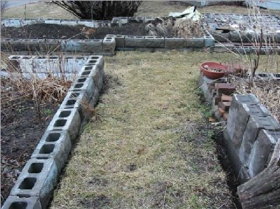 Looking to the west just down the slope from where the last pic was taken - Bed SW to the left, Bed W2 to the right, &amp;amp; Bed W3 straight ahead. The blocks stacked upright on the south wall of W2 will be the new south wall for W1 eventually. I moved them